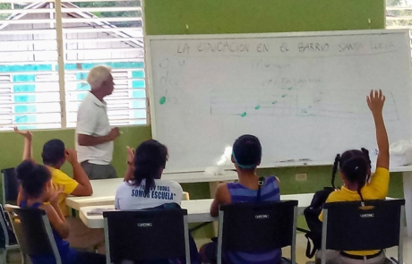 Nenos na avaliación final no Barrio Santa Lucía en República Dominicana.