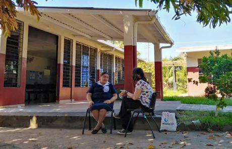 Dúas mulleres sentadas no momento da avaliación final no Salvador